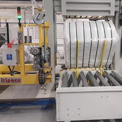 Flejadora automática ITIPACK con fardos de algodón flejados